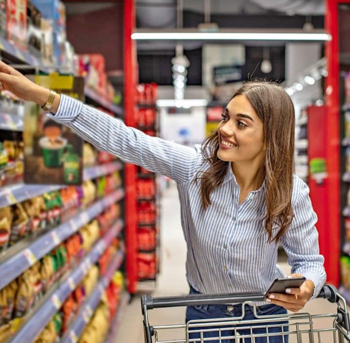 grocery shopping without list young woman