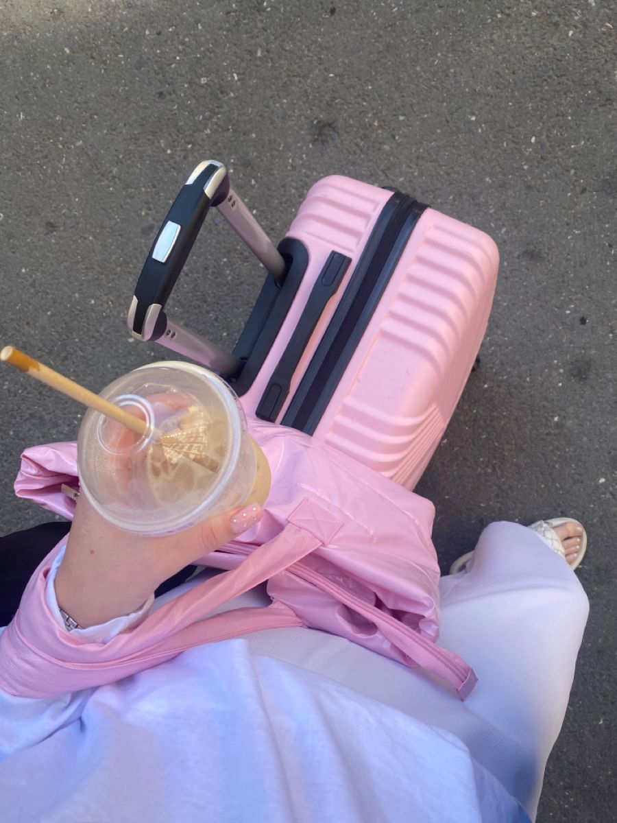  lady on a travel as regards to expenses to budget for when living alone